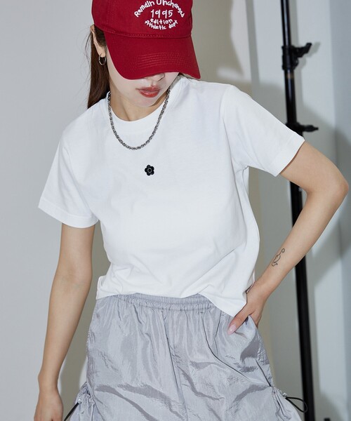 PUBLUX（パブリュクス）の「MARY QUANT × PUBLUX/マリークワント ワンポイント 刺繍 ロゴTシャツ　限定展開（Tシャツ/カットソー・レディース・ブラック/その他/チャコールグレー/オフホワイト/レッド・ﾌﾘ-）」の9枚目の写真