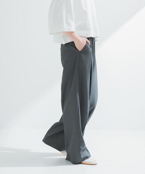 URBAN RESEARCH（アーバンリサーチ）の「『イージーケア』ワイドギャザースラックス（その他パンツ・レディース・チャコールグレー/ネイビー・36/38/40）」の2枚目の写真