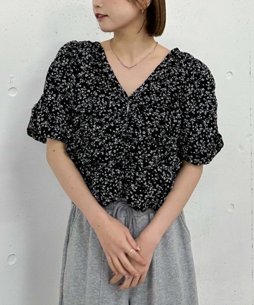 archives(アルシーヴ)の「花柄ギャザー2wayブラウス(シャツ/ブラウス・レディース・アイボリー/ブラック・MEDIUM)」の15枚目の写真