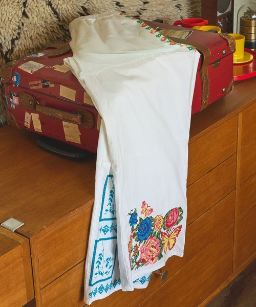 ROSE BUD(ローズバッド)の「FLOWER EMBROIDARY EASY PANTS(その他パンツ・レディース・ブラック/ホワイト・ONE SIZE)」の1枚目の写真