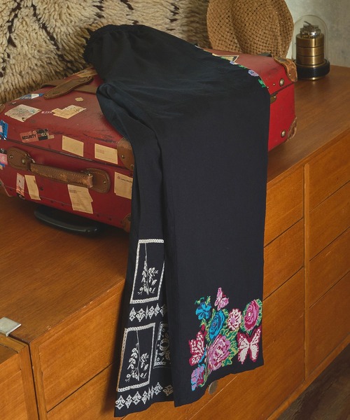 ROSE BUD(ローズバッド)の「FLOWER EMBROIDARY EASY PANTS(その他パンツ・レディース・ブラック/ホワイト・ONE SIZE)」の2枚目の写真