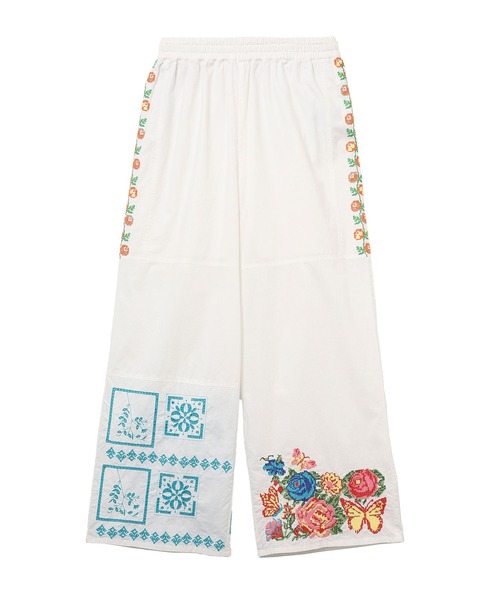 ROSE BUD(ローズバッド)の「FLOWER EMBROIDARY EASY PANTS(その他パンツ・レディース・ブラック/ホワイト・ONE SIZE)」の3枚目の写真