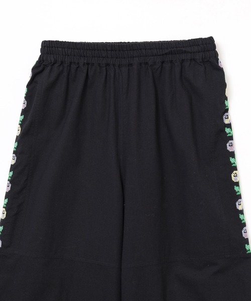 ROSE BUD(ローズバッド)の「FLOWER EMBROIDARY EASY PANTS(その他パンツ・レディース・ブラック/ホワイト・ONE SIZE)」の6枚目の写真
