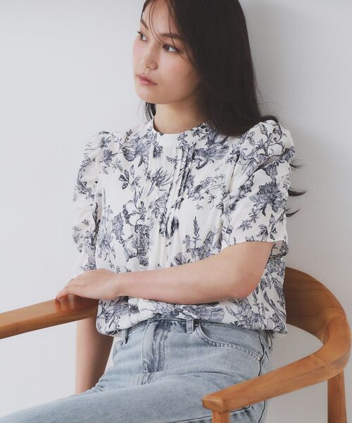 index(インデックス)の「柄プリントピンタックブラウス【洗濯機洗い可/イージーアイロン/防シワ】(シャツ/ブラウス・レディース・ブラック系1/ベージュ系その他4/ブラウン系その他2/アイボリー系7・38/36/40/42)」の4枚目の写真