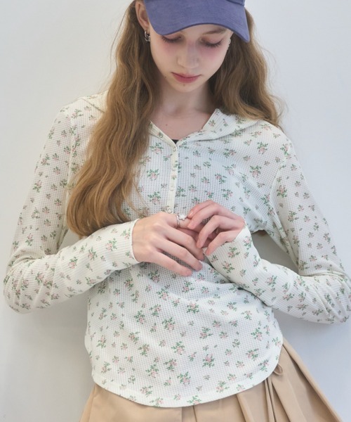 Birthday room（バースデイルーム）の「小花柄サーマルフードロンT/small floral print thermal hooded long t-Shirt（Tシャツ/カットソー・レディース・アイボリー/サックスブルー・FREE）」の2枚目の写真