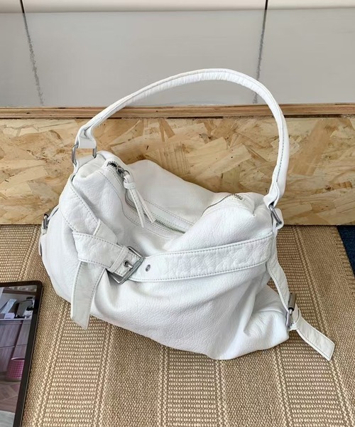 HALEY PESCA（ヘーリーペスカ）の「HALEY PESCA/【大容量&２Way】ヴィンテージ　ベルトデザインショルダーバッグ（ショルダーバッグ・レディース・ホワイト/ブラック/シルバー・FREE）」の2枚目の写真