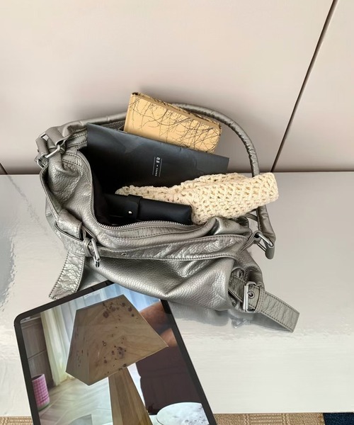 HALEY PESCA（ヘーリーペスカ）の「HALEY PESCA/【大容量&２Way】ヴィンテージ　ベルトデザインショルダーバッグ（ショルダーバッグ・レディース・ホワイト/ブラック/シルバー・FREE）」の6枚目の写真