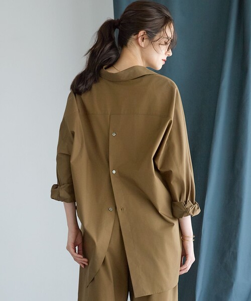23区(ニジュウサンク)の「【SLOW/一部店舗限定】ライトタンブラータフタ バックボタン シャツ(シャツ/ブラウス・レディース・ライトグレー系/カーキ系・38)」の1枚目の写真