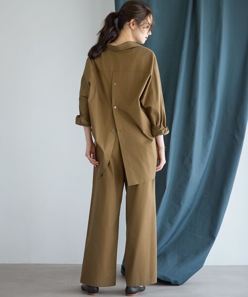 23区(ニジュウサンク)の「【SLOW/一部店舗限定】ライトタンブラータフタ バックボタン シャツ(シャツ/ブラウス・レディース・ライトグレー系/カーキ系・38)」の3枚目の写真