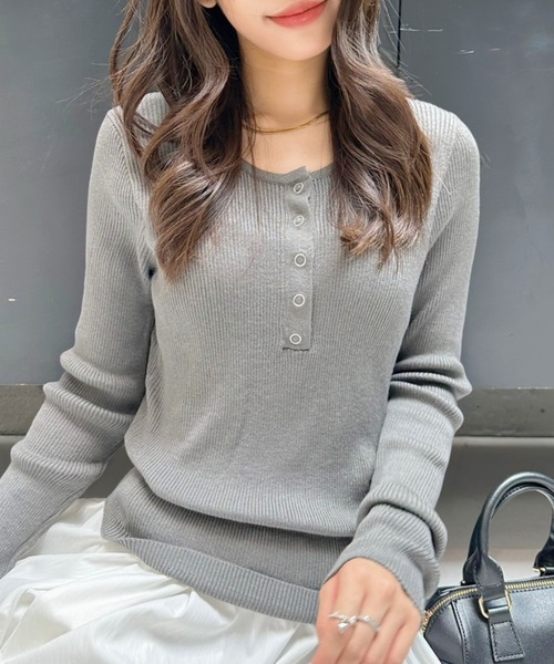 Eclat one(エクラワン)の「【Eclat one】レイヤード デザイン ヘンリーネック ニット(Tシャツ/カットソー・レディース・ブラック×ホワイト/ブラック/グレー/オフホワイト・FREE)」の2枚目の写真