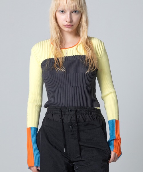 AULA AILA(アウラアイラ)の「ベアトップレイヤードニット(ニット/セーター・レディース・オフホワイト/ブラック/ラベンダー/イエロー・0)」の4枚目の写真