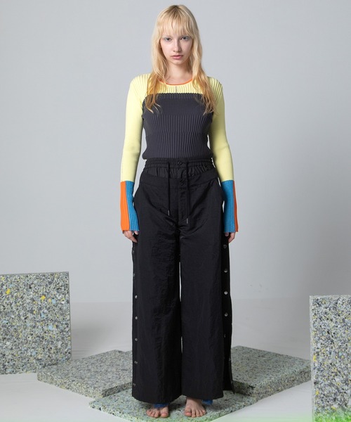 AULA AILA(アウラアイラ)の「ベアトップレイヤードニット(ニット/セーター・レディース・オフホワイト/ブラック/ラベンダー/イエロー・0)」の5枚目の写真