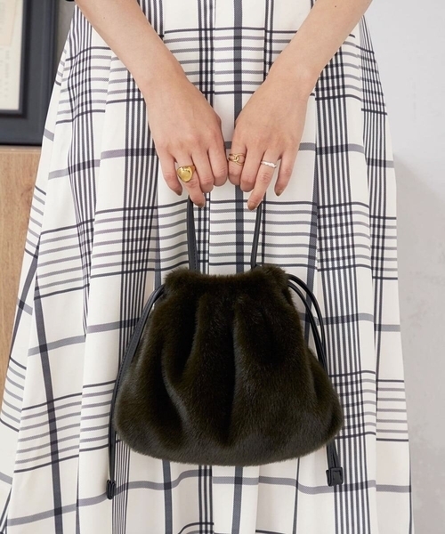 a.v.v（アーヴェヴェ）の「ファー巾着ショルダーバッグ（ショルダーバッグ・レディース・アイボリー/カーキ/ボルドー・38）」の3枚目の写真