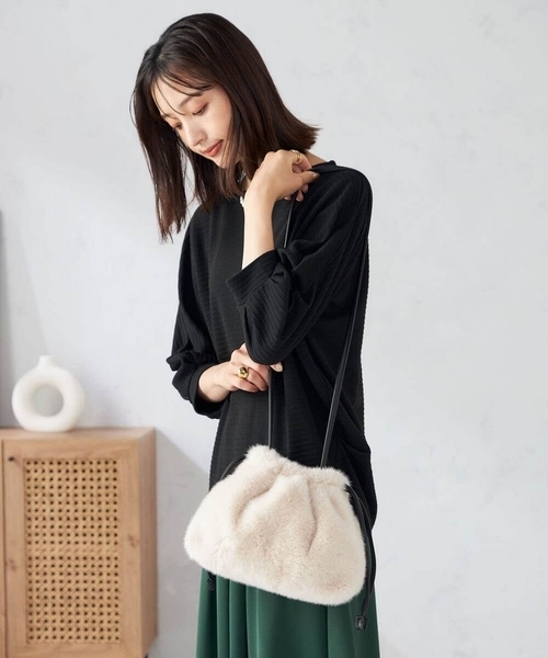 a.v.v（アーヴェヴェ）の「ファー巾着ショルダーバッグ（ショルダーバッグ・レディース・アイボリー/カーキ/ボルドー・38）」の2枚目の写真