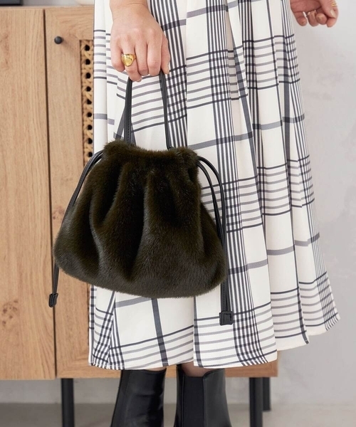 a.v.v（アーヴェヴェ）の「ファー巾着ショルダーバッグ（ショルダーバッグ・レディース・アイボリー/カーキ/ボルドー・38）」の4枚目の写真