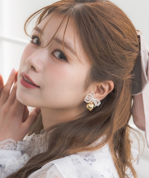couture BY ROJITA(クチュールバイロジータ)の「パールリボンハートイヤリング(イヤリング・レディース・ゴールド・FREE)」の2枚目の写真