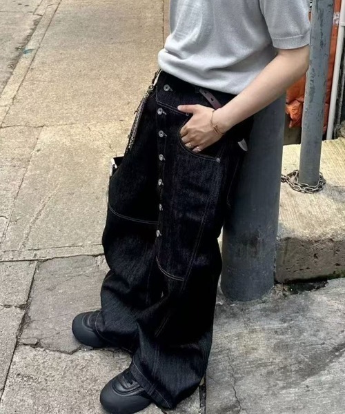 FreeZone（フリーゾーン）の「アシンメトリーボタン ワイドレッグデニムパンツ（デニムパンツ・メンズ・ダークブルー・S/M/L）」の10枚目の写真