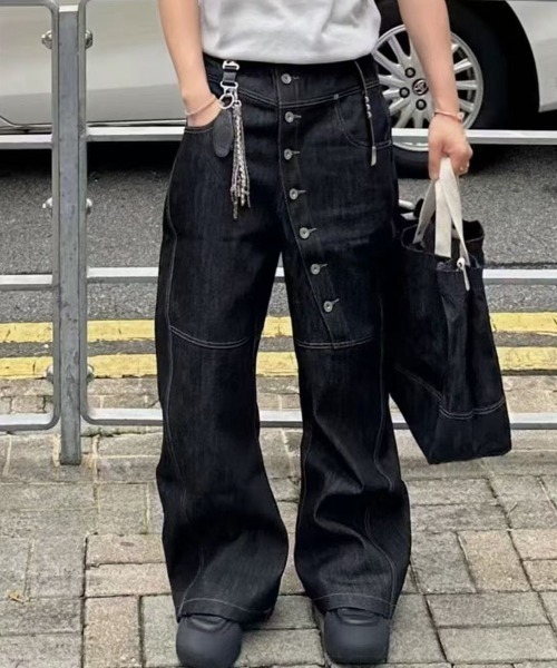 FreeZone（フリーゾーン）の「アシンメトリーボタン ワイドレッグデニムパンツ（デニムパンツ・メンズ・ダークブルー・S/M/L）」の11枚目の写真