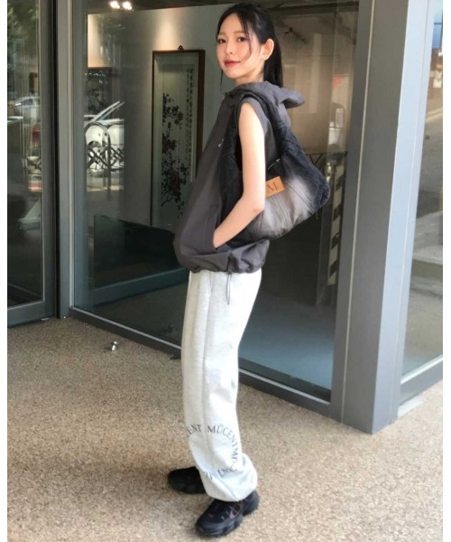 MUCENT(ムセント)の「A'GEM/9 × .kom 『MUCENT/ムーセント』DIVISION WIDE SWEAT JOGGER PANTS/ディビジョンワイドスウェットジョガーパンツ(スウェットパンツ・レディース・ブラック/グレー・S)」の4枚目の写真
