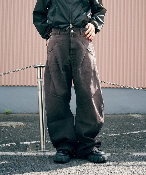 CONZ（コンズ）の「CURVED LEG JEANS（デニムパンツ）」 - WEAR