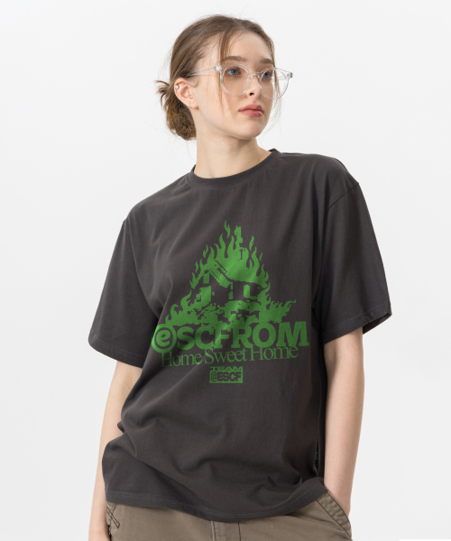 ESCAPEFROM(エスケープフロム)の「バーニングスイートホームプリントオーバーサイズ半袖Tシャツチャコール(Tシャツ/カットソー・レディース・その他・SMALL/MEDIUM/LARGE)」の2枚目の写真