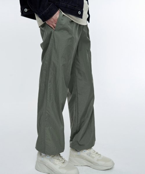 MUSINSA STANDARD（ムシンサスタンダード）の「ナイロンワイドストリングパンツ[ライトカーキ]（スウェットパンツ・メンズ・その他・26/28/30/32/34/36/38/40/42）」の3枚目の写真
