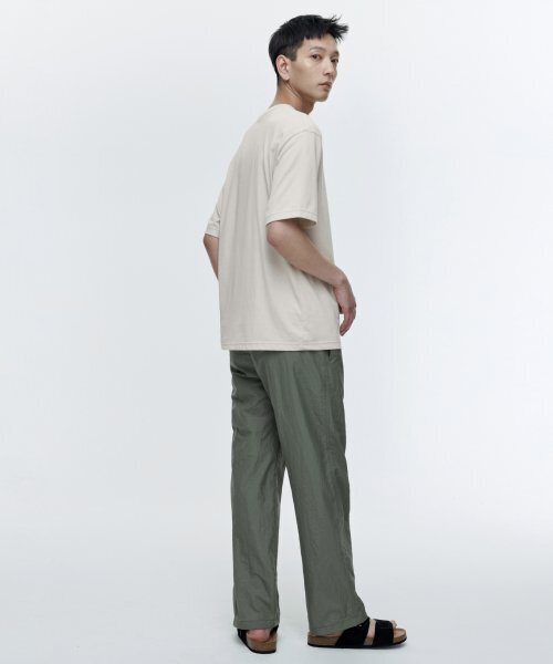 MUSINSA STANDARD（ムシンサスタンダード）の「ナイロンワイドストリングパンツ[ライトカーキ]（スウェットパンツ・メンズ・その他・26/28/30/32/34/36/38/40/42）」の10枚目の写真