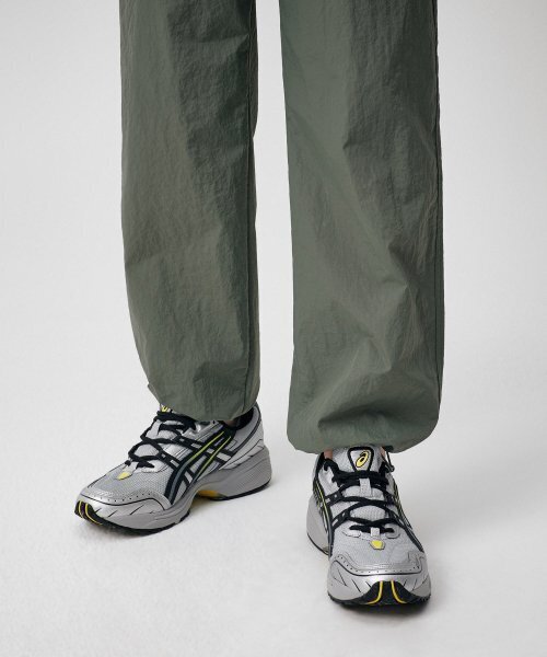 MUSINSA STANDARD（ムシンサスタンダード）の「ナイロンワイドストリングパンツ[ライトカーキ]（スウェットパンツ・メンズ・その他・26/28/30/32/34/36/38/40/42）」の14枚目の写真