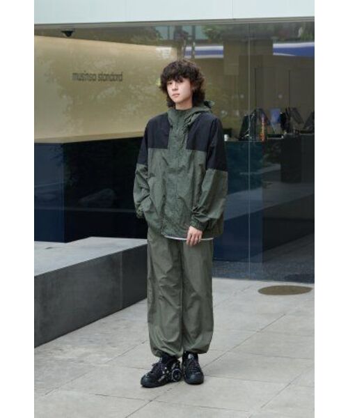 MUSINSA STANDARD（ムシンサスタンダード）の「ナイロンワイドストリングパンツ[ライトカーキ]（スウェットパンツ・メンズ・その他・26/28/30/32/34/36/38/40/42）」の13枚目の写真