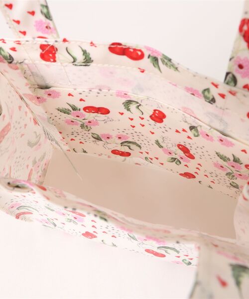 Cath Kidston(キャスキッドソン)の「スモール ブックバッグ Cherry Bunches_Ivory(トートバッグ・レディース・その他・FREE)」の4枚目の写真