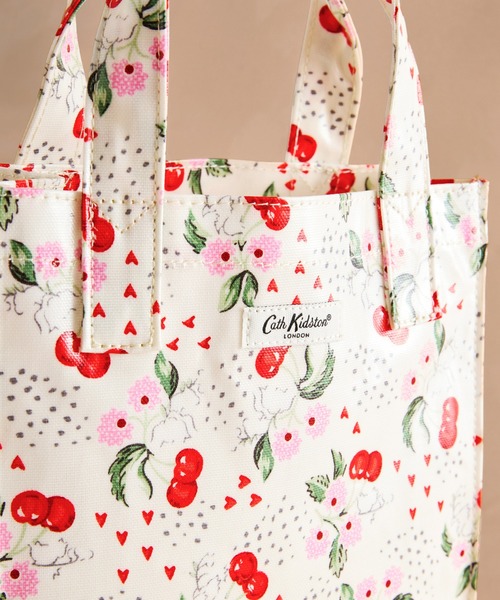 Cath Kidston(キャスキッドソン)の「スモール ブックバッグ Cherry Bunches_Ivory(トートバッグ・レディース・その他・FREE)」の2枚目の写真