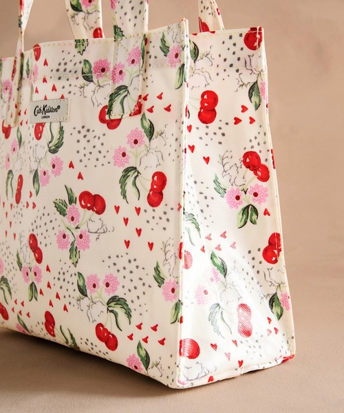 Cath Kidston(キャスキッドソン)の「スモール ブックバッグ Cherry Bunches_Ivory(トートバッグ・レディース・その他・FREE)」の3枚目の写真