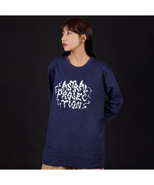 ASTRAL PROJECTION（アストラルプロジェクション）の「ヘイズレタリングオーバーサイズロングスリーブTシャツ_ネイビー（Tシャツ/カットソー・メンズ・その他・LARGE/MEDIUM/XX-LARGE/X-LARGE）」の3枚目の写真