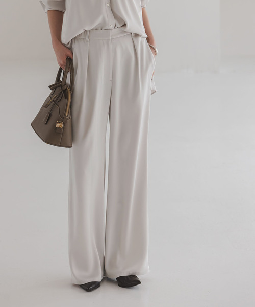 Noble(ノーブル)の「《セットアップ対応》ルナサテンナローフレアタックパンツ(スラックス・レディース・ベージュ/ブラック/ライトグレー・40/38/36)」の2枚目の写真