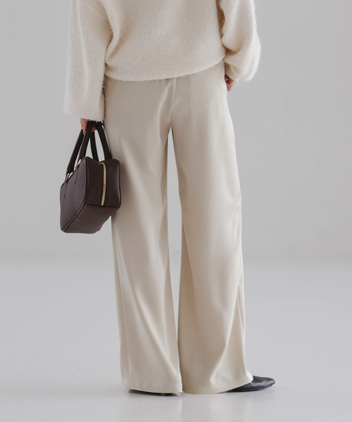 Noble(ノーブル)の「《セットアップ対応》ルナサテンナローフレアタックパンツ(スラックス・レディース・ベージュ/ブラック/ライトグレー・40/38/36)」の22枚目の写真