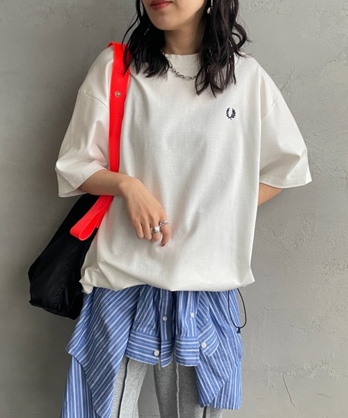 FRED PERRY（フレッドペリー）の「【WEB先行予約】[FRED PERRY/フレッドペリー] 別注 ワンポイントロゴ刺繍 ポンチドローコードTシャツ（Tシャツ/カットソー・レディース・ホワイト/オートミール/チャコールグレー/ブラック・L/M/S）」の2枚目の写真