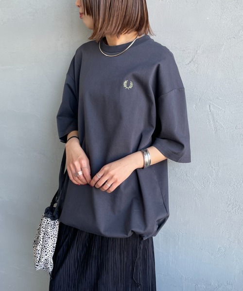 FRED PERRY（フレッドペリー）の「【WEB先行予約】[FRED PERRY/フレッドペリー] 別注 ワンポイントロゴ刺繍 ポンチドローコードTシャツ（Tシャツ/カットソー・レディース・ホワイト/オートミール/チャコールグレー/ブラック・L/M/S）」の6枚目の写真