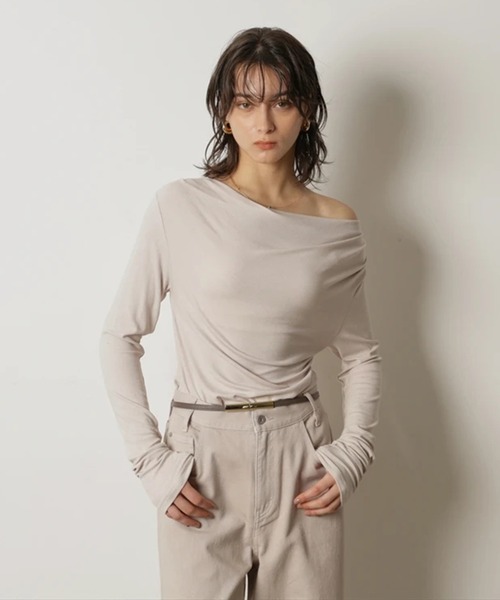 CADUNE(カデュネ)の「ドレープオフショルカットソー(Tシャツ/カットソー・レディース・ベージュ/グレー/ホワイト/ライトグレー/ブラック/ピンク・38)」の4枚目の写真