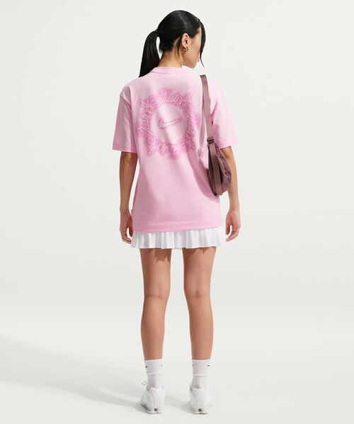 NIKE(ナイキ)の「ナイキ スポーツウェア ウィメンズ オーバーサイズド Tシャツ / Nike Sportswear Women's Oversized T-Shirt IO3526-663 Pink Foam(Tシャツ/カットソー・レディース・ピンク・L/M/XL/XS/S)」の5枚目の写真