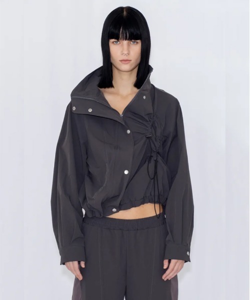 VIAVANDA(ヴィアヴァンダ)の「DRAWSTRING TRACK JACKET(その他アウター・レディース・チャコール/アイボリー・FREE)」の2枚目の写真