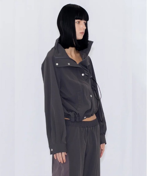 VIAVANDA(ヴィアヴァンダ)の「DRAWSTRING TRACK JACKET(その他アウター・レディース・チャコール/アイボリー・FREE)」の3枚目の写真