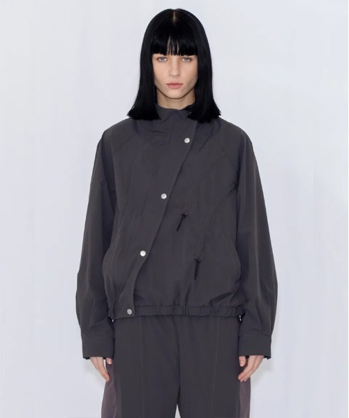 VIAVANDA(ヴィアヴァンダ)の「DRAWSTRING TRACK JACKET(その他アウター・レディース・チャコール/アイボリー・FREE)」の4枚目の写真