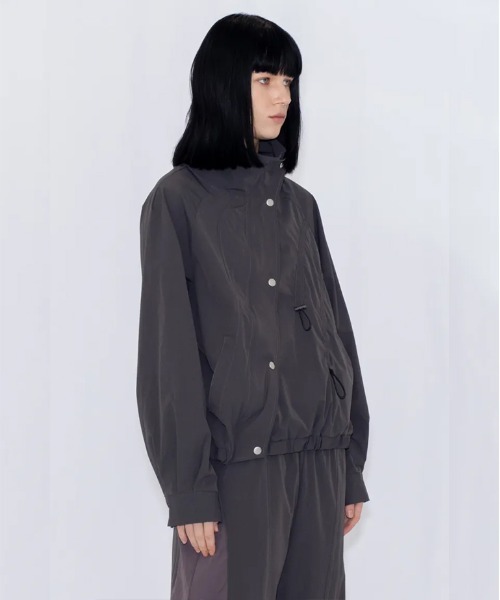VIAVANDA(ヴィアヴァンダ)の「DRAWSTRING TRACK JACKET(その他アウター・レディース・チャコール/アイボリー・FREE)」の5枚目の写真