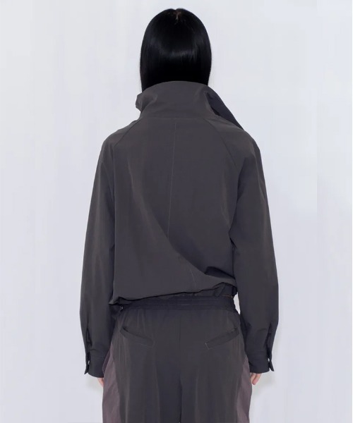 VIAVANDA(ヴィアヴァンダ)の「DRAWSTRING TRACK JACKET(その他アウター・レディース・チャコール/アイボリー・FREE)」の6枚目の写真