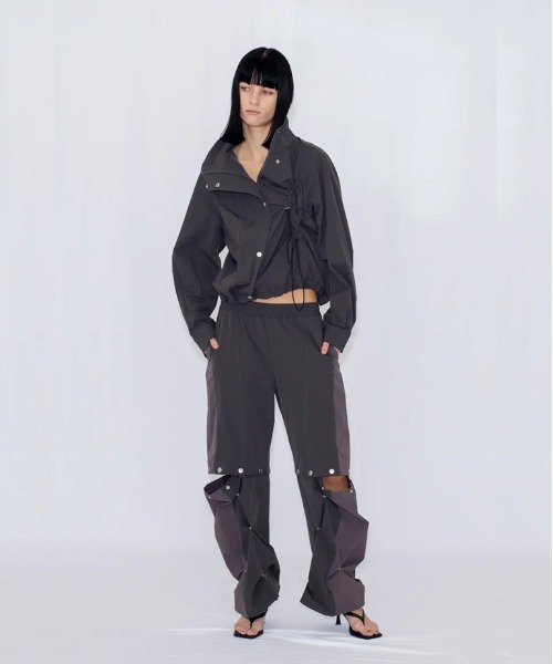 VIAVANDA(ヴィアヴァンダ)の「DRAWSTRING TRACK JACKET(その他アウター・レディース・チャコール/アイボリー・FREE)」の7枚目の写真