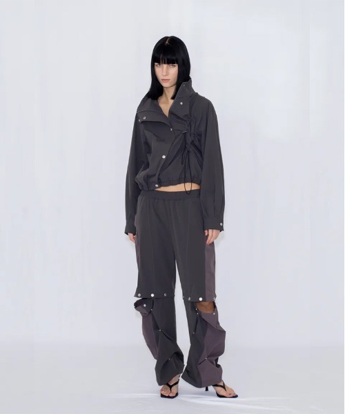 VIAVANDA(ヴィアヴァンダ)の「DRAWSTRING TRACK JACKET(その他アウター・レディース・チャコール/アイボリー・FREE)」の8枚目の写真