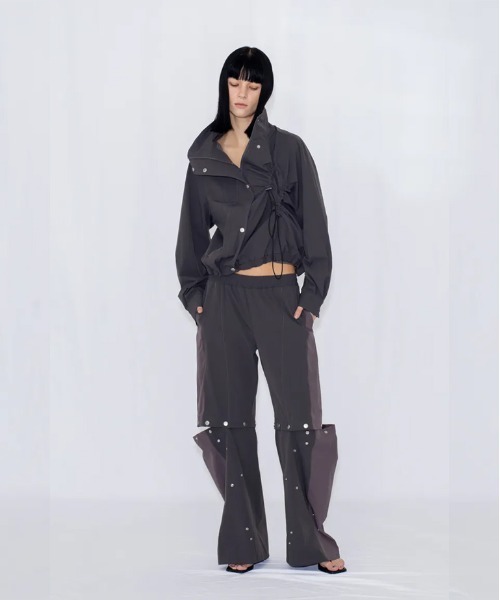 VIAVANDA(ヴィアヴァンダ)の「DRAWSTRING TRACK JACKET(その他アウター・レディース・チャコール/アイボリー・FREE)」の9枚目の写真