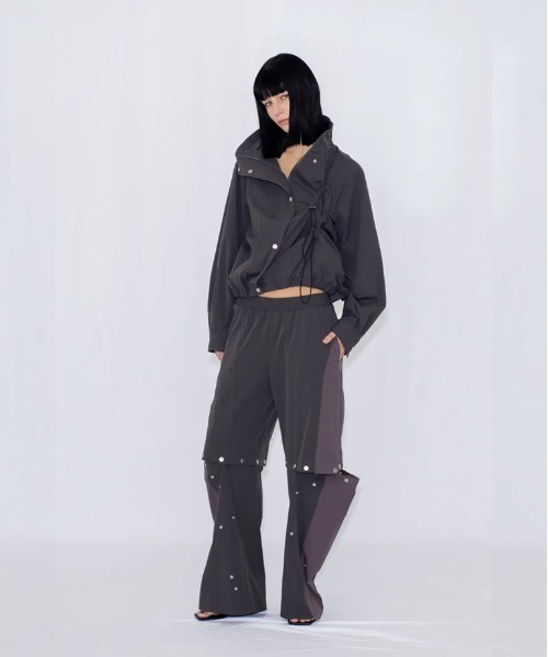 VIAVANDA(ヴィアヴァンダ)の「DRAWSTRING TRACK JACKET(その他アウター・レディース・チャコール/アイボリー・FREE)」の10枚目の写真