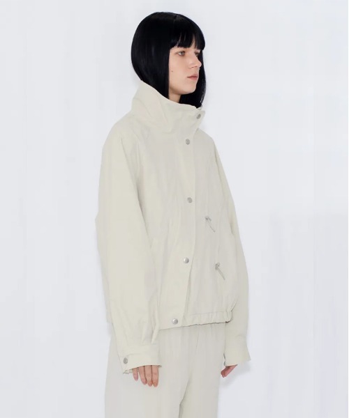 VIAVANDA(ヴィアヴァンダ)の「DRAWSTRING TRACK JACKET(その他アウター・レディース・チャコール/アイボリー・FREE)」の15枚目の写真