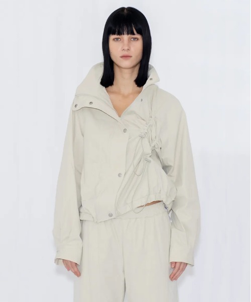 VIAVANDA(ヴィアヴァンダ)の「DRAWSTRING TRACK JACKET(その他アウター・レディース・チャコール/アイボリー・FREE)」の16枚目の写真